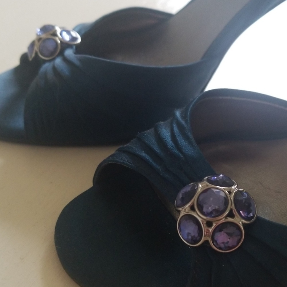 Peep toe pumps
